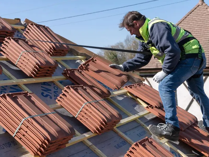 Couvreur pose tuiles